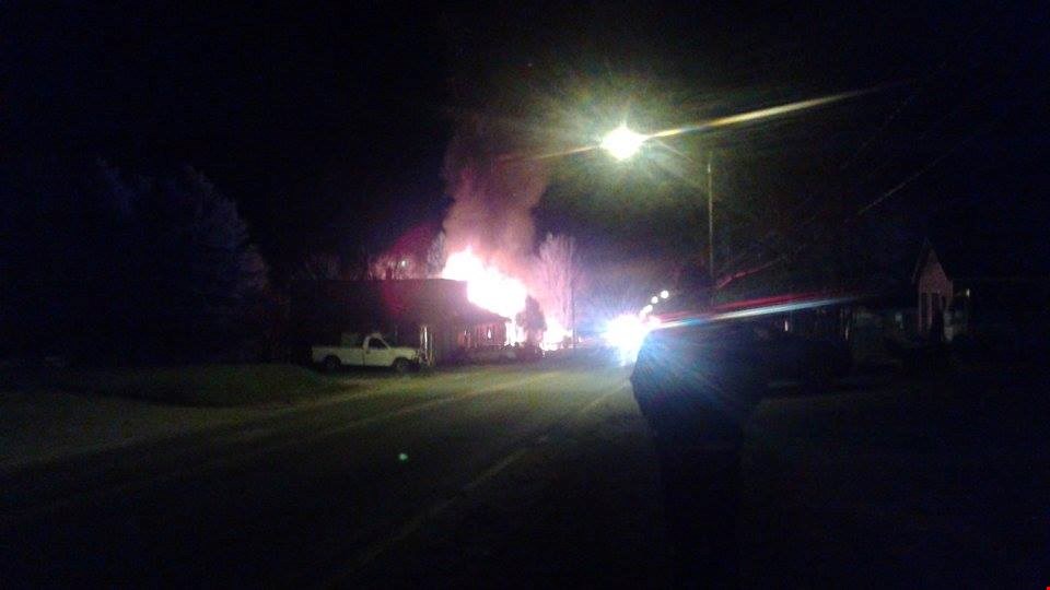 Une photo prise à peu de distance du brasier.