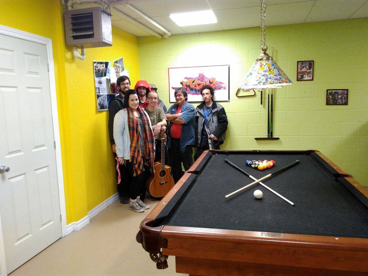 Voici l’équipe d’animateurs et quelques jeunes qui fréquentent la MDJ Au Point de Danville.