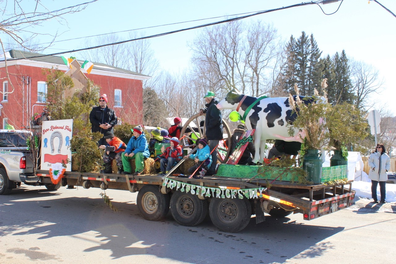 La St-Patrick sous le soleil et des messages d’encouragement 
