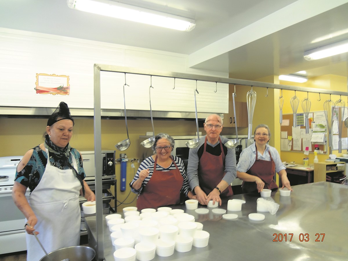 Martine Laroche et quelques bénévoles s’affairent à la préparation des repas qui seront livrés au domicile des bénéfici-aires. 