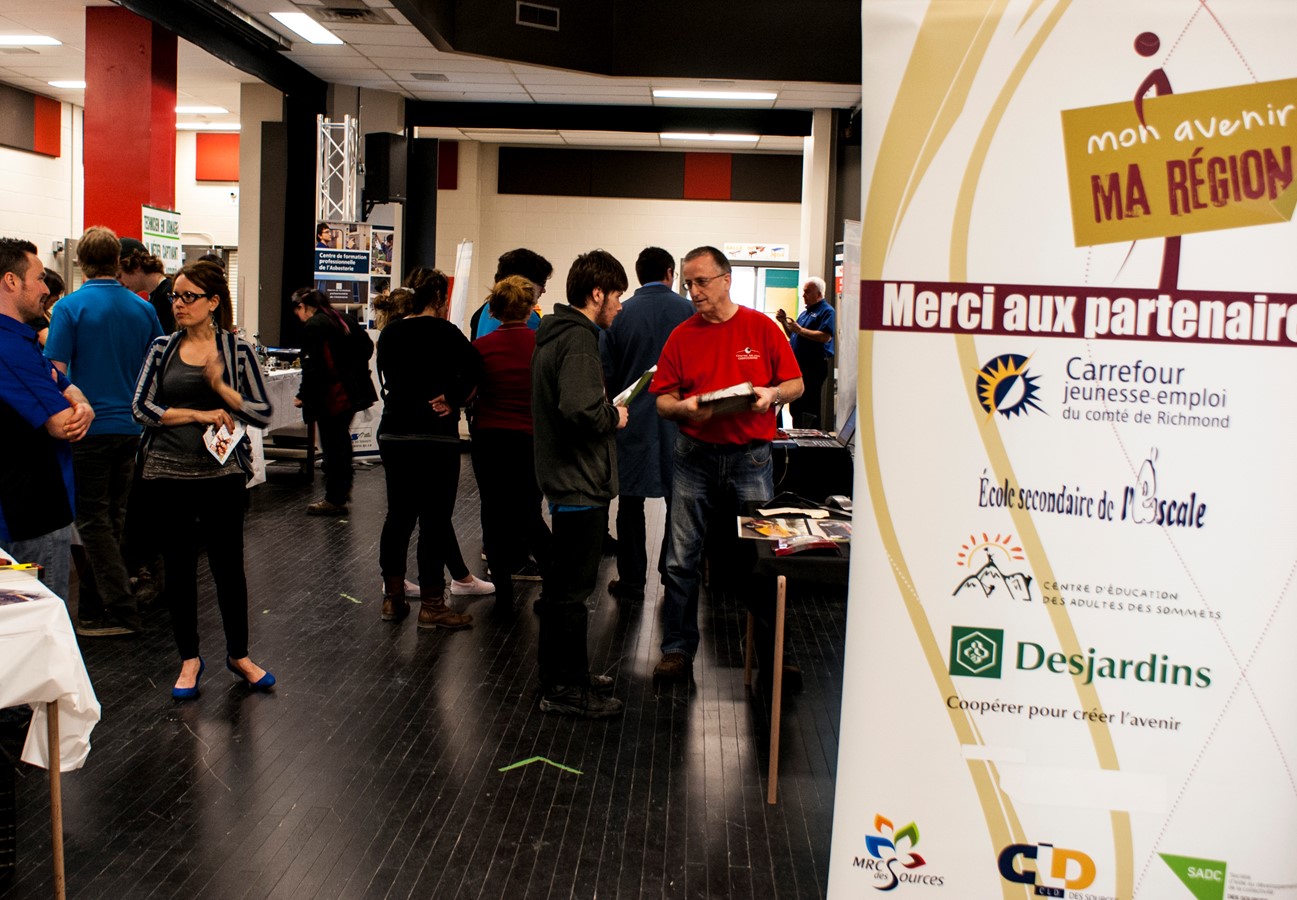 Un enseignant du centre 24 Juin discute de formation professionnelle avec un élève de l’Escale.