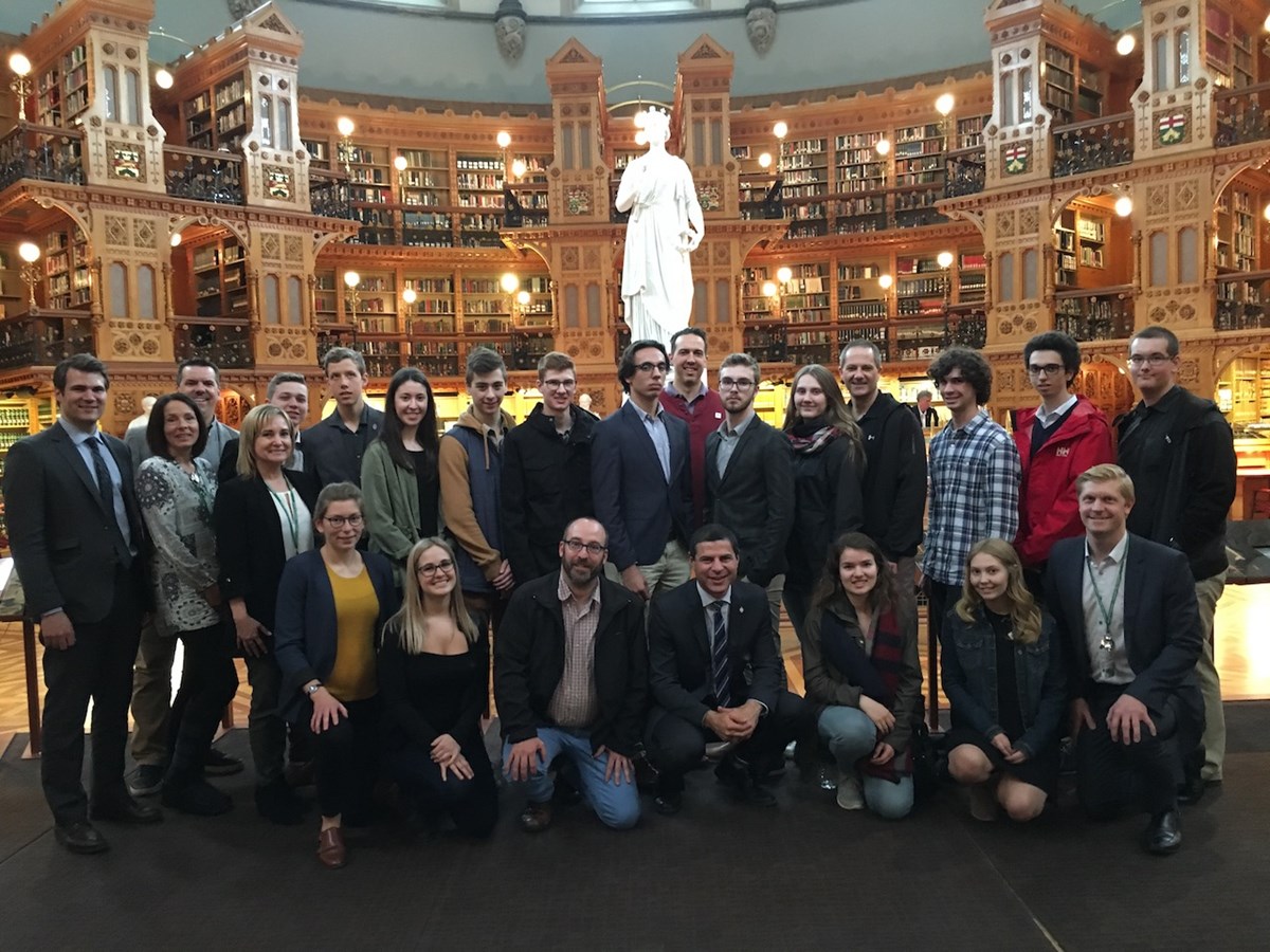 Le groupe d’étudiants et de professeurs accompagné du député à la Bibliothèque du Parlement.