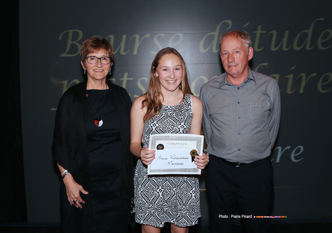 En ce qui a trait aux villes et municipalités liés au territoire de l’école secondaire du Tournesol, la mairesse de Windsor, Sylvie Bureau, et le maire du Canton de Cleveland, Herman Herbers, ont remis une bourse de 500 $ à Éliane Bergeron.
