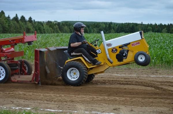 C’est autour du tournoi de balle familial que se tiennent une multitude d’activités pour la famille, dont la spectaculaire compétition de tire de petits tracteurs modifiés. 