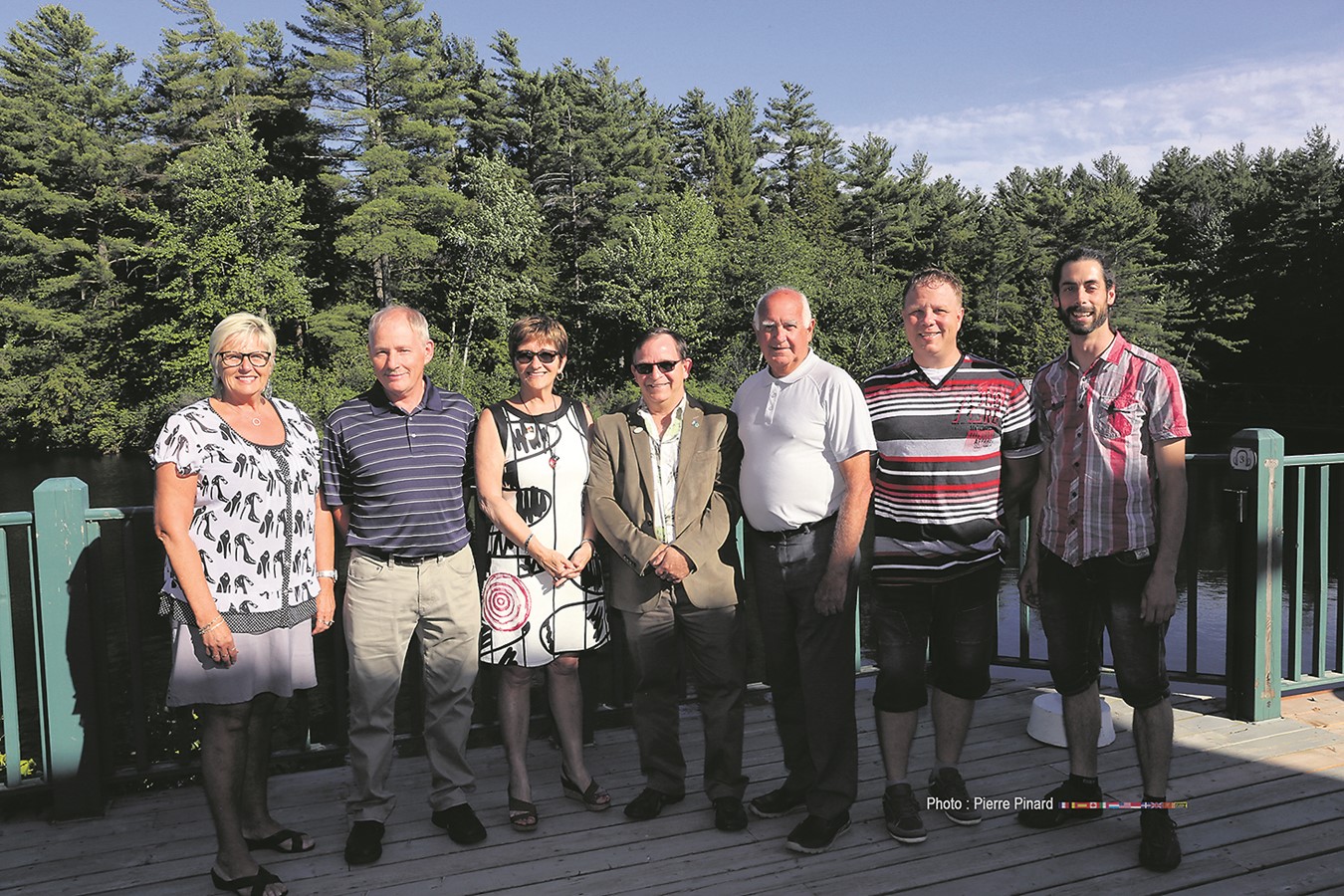 Maires et conseillers municipaux étaient présents à l’événement. À partir de la gauche : la conseillère Solange Richard (Windsor), le maire Herman Herbers (Canton de Cleveland), la mairesse et préfète suppléante Sylvie Bureau (Windsor et MRC), le maire Louis Coutu (Sainte-Anne-de-la-Rochelle), le maire Claude Sylvain (Saint-François-Xavier-de-Brompton), le conseiller Steeves Mathieu (Stoke) et le maire Pierre-Luc Gagnon.