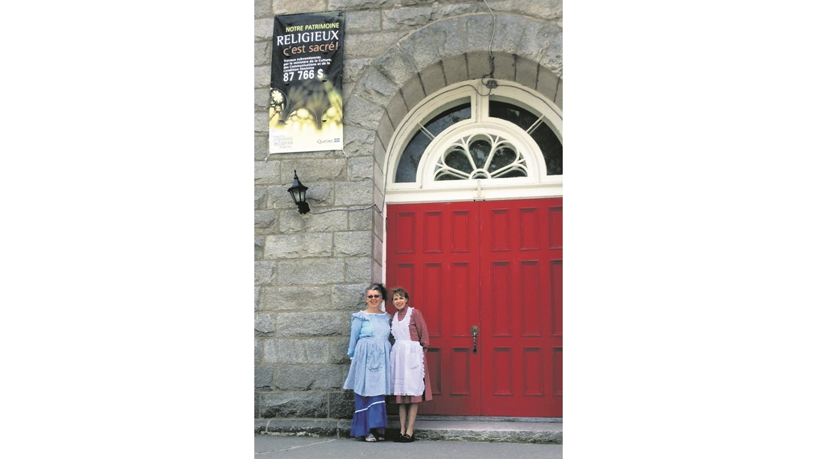 En costume d’époque, Denyse Morin et Maryse Simard ont reçu des enfants du Service d’animation estivale qui ont pu découvrir le patrimoine de l’église Saint-François-Xavier. 