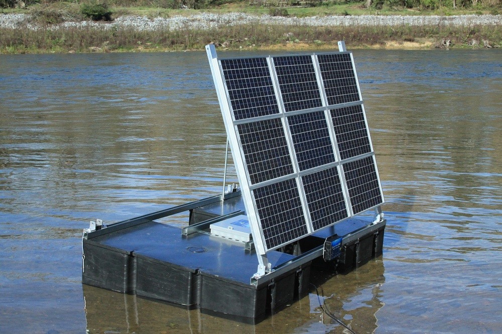 Au nombre de trois, des solars flottent sur le lac Tomcod.