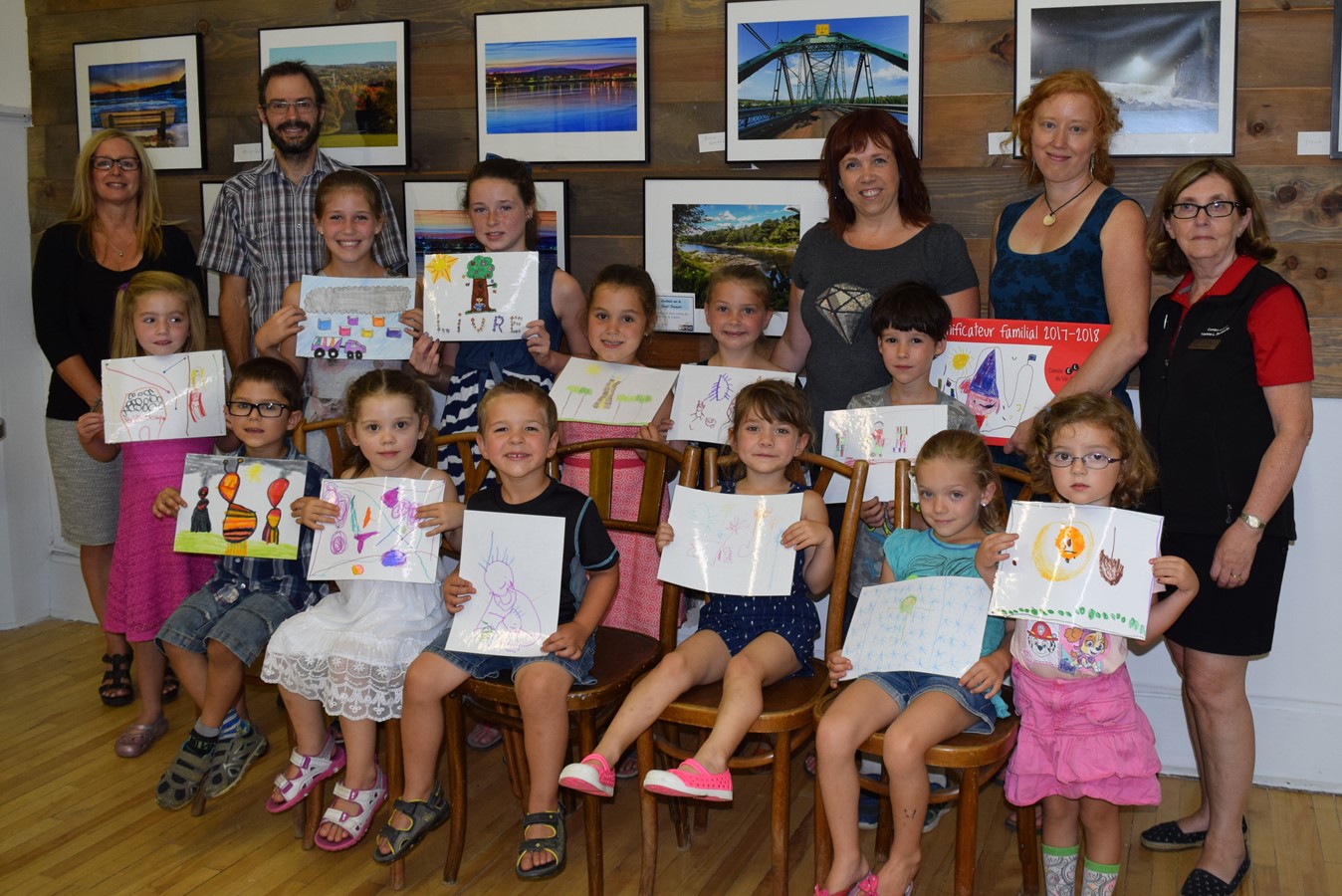 Présents au Centre d’art, 12 des 14 jeunes gagnants du concours de dessins étaient accompagnés de Sylvie Thibault de Promutuel, Michel Benoit du CIUSSS de l’Estrie-CHUS, Carol-Anne Richard, Marilie Lapierre Boisvert, Eve Laplante, Méli-Ann Dubois, Stella Dubois, Luc Giroux Gagné, Nancy Richard du CPE Magimo, Michèle Laberge de la CDC et France Dubois de la Bibliothèque Yvonne L. Bombardier.