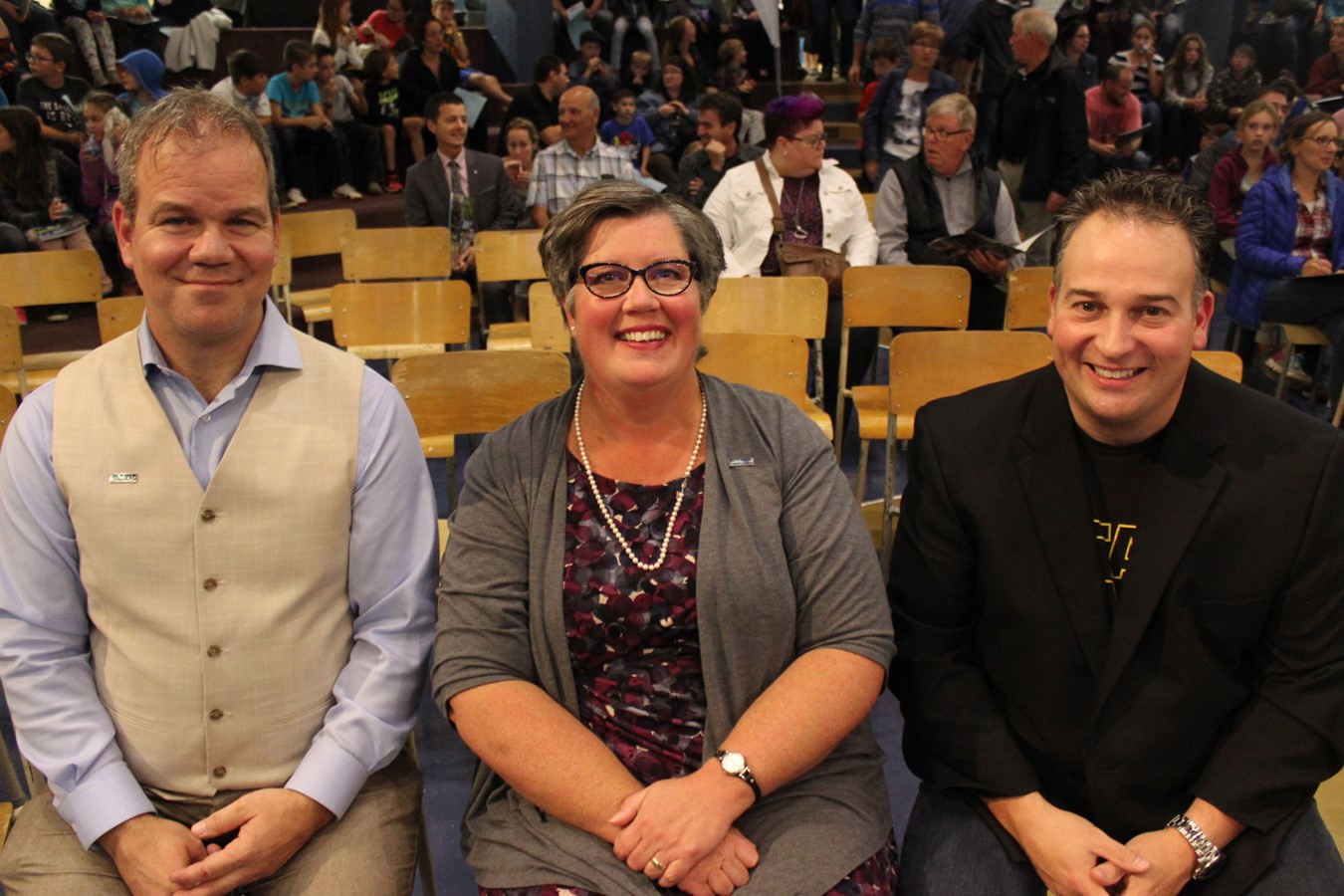 Tous trois de la Commission scolaire des Sommets : Serge Dion, adjoint à la direction ; Édith Pelletier, directrice générale et le président des Sommets, Jean-Philippe Bachand.