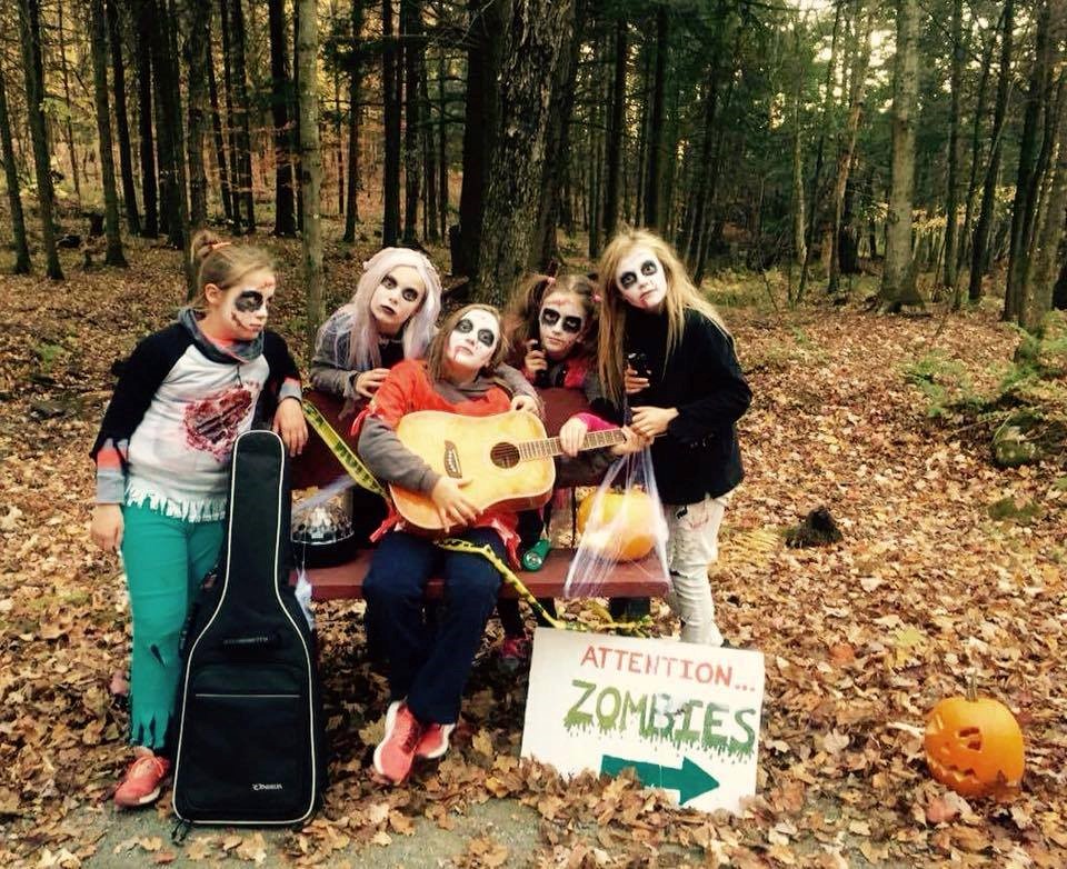 Les élèves de 6e année de l’école La Tourelle se sont transformés en zombies pour une bonne cause.
