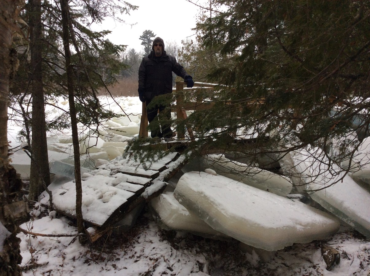 Embâcles : le pont des chutes à Kendall a écopé