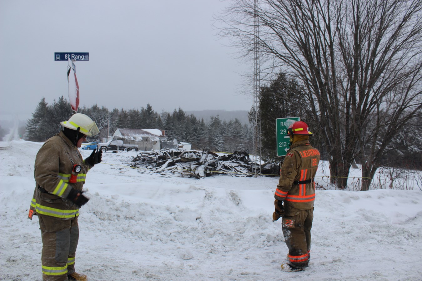 Le directeur Jean Labrecque et des pompiers de la brigade sont revenus en après-midi pour maitriser quelques restes des débris.
