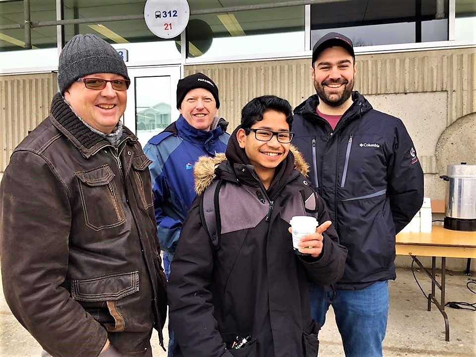 Le maire Hugues Grimard et les conseillers Benoit et Lachance ont distribué des breuvages de chocolat chaud aux étudiants de l’École secondaire de l’Escale
