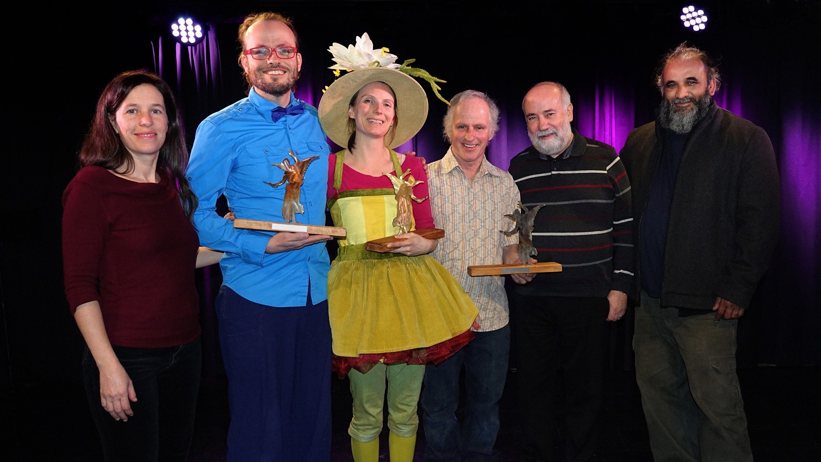 De gauche à droite: Erika Eggena, coordonnatrice de Ravir; Steve Saint-Pierre, titulaire du 2ième prix; Marilou Ferlandt, gagnante du 1er prix; Donald Mercier, président de Ravir et représentant de Jonathan Mercier, récipiendaire du 3ième prix, Mario Morand, membre et porte-parole du jury, et Indra Singh, membre du jury, gagnant de l’année dernière et créateur des trophées.