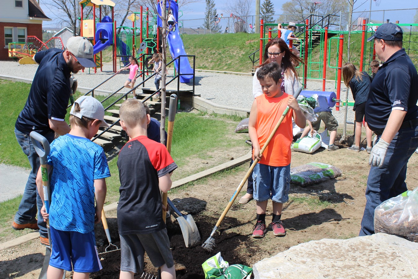 Les élèves de Saint-Gabriel ont planté des arbres pour embellir leur cour d’école