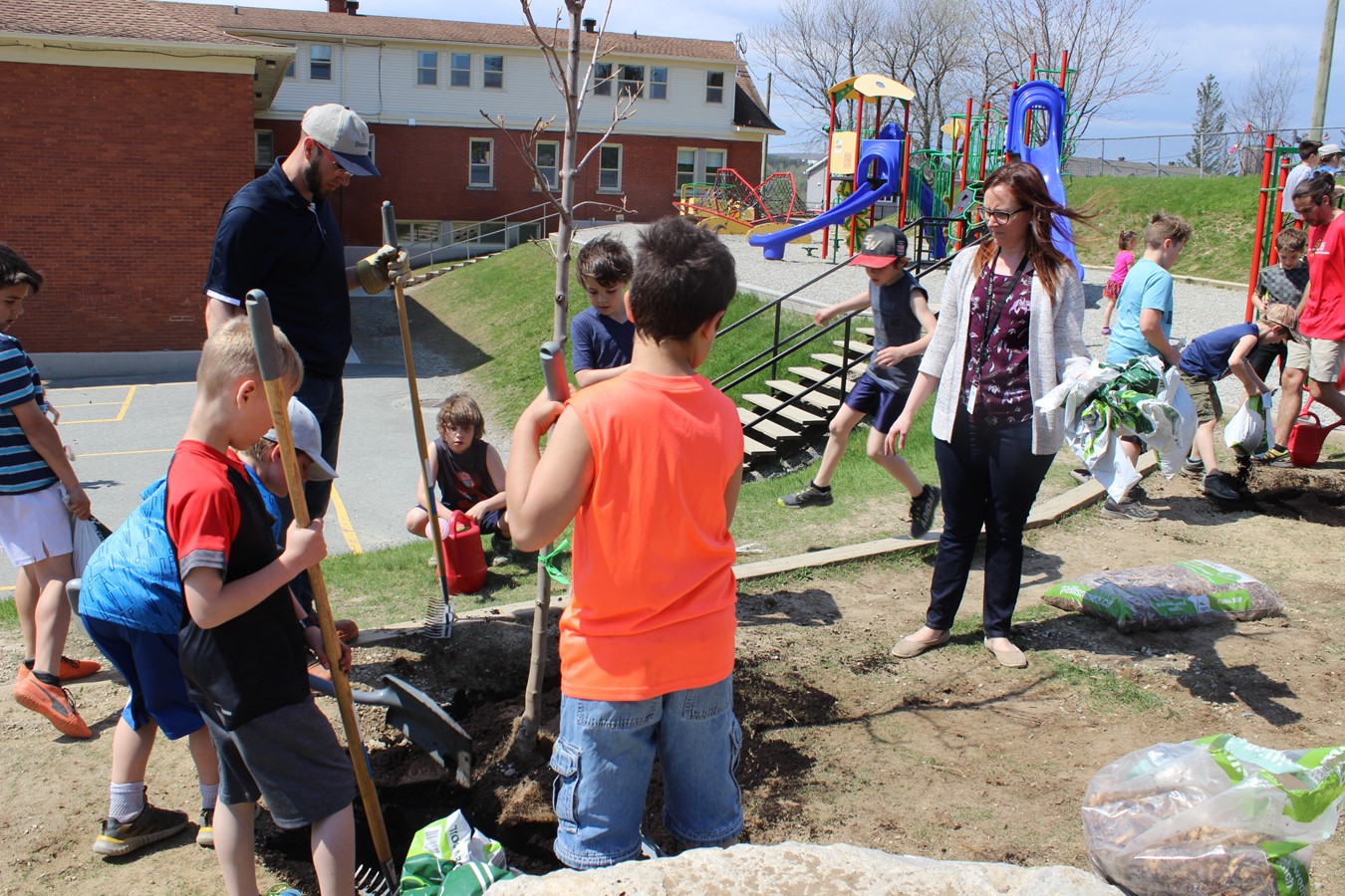 Les élèves de Saint-Gabriel ont planté des arbres pour embellir leur cour d’école