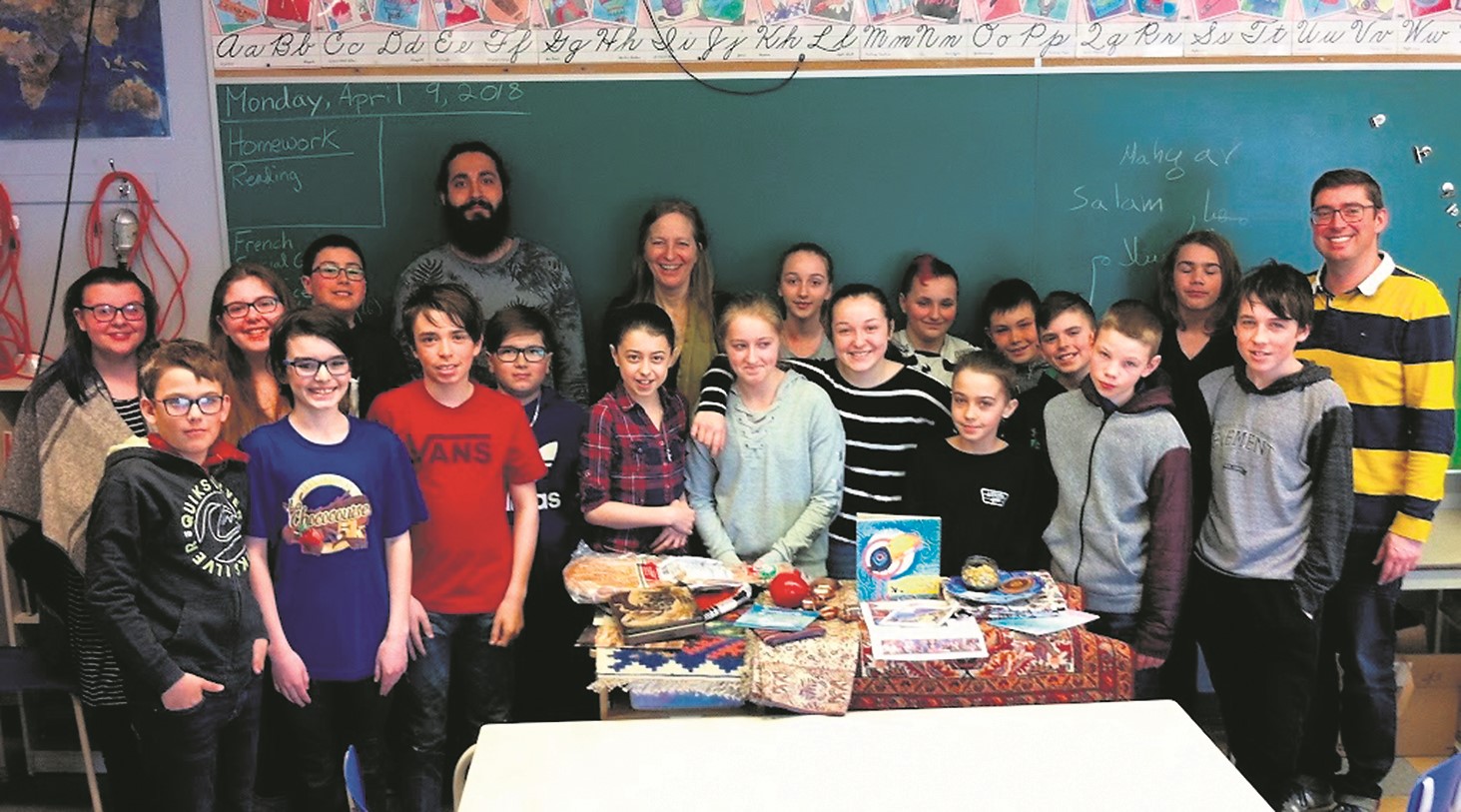 Mme Warnock, artiste-conteuse, dans la classe d’une école de la région. 