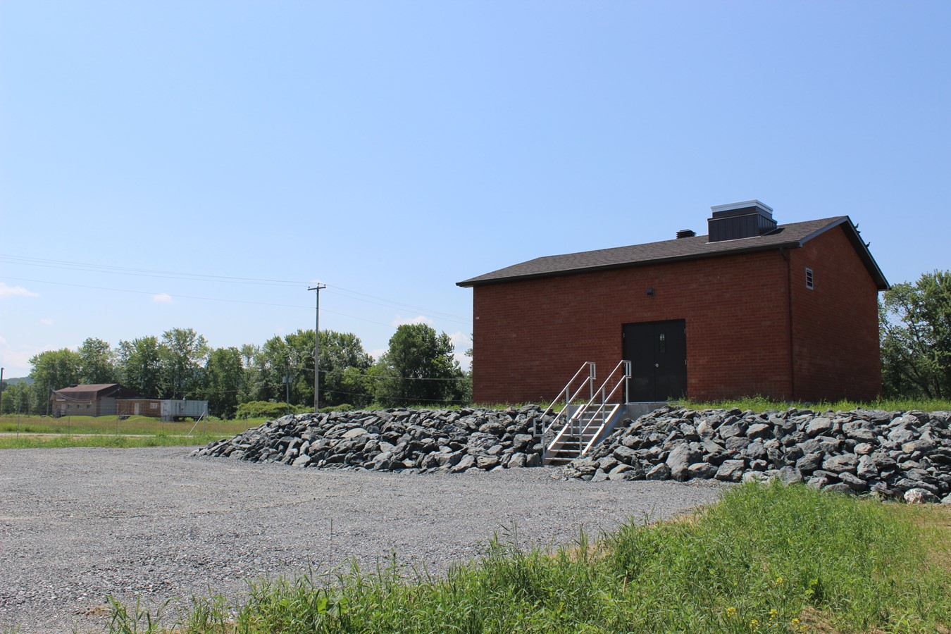 Le nouveau bâtiment du puits doté d’une pompe à vitesses variables qui aliment l’usine de traitement.