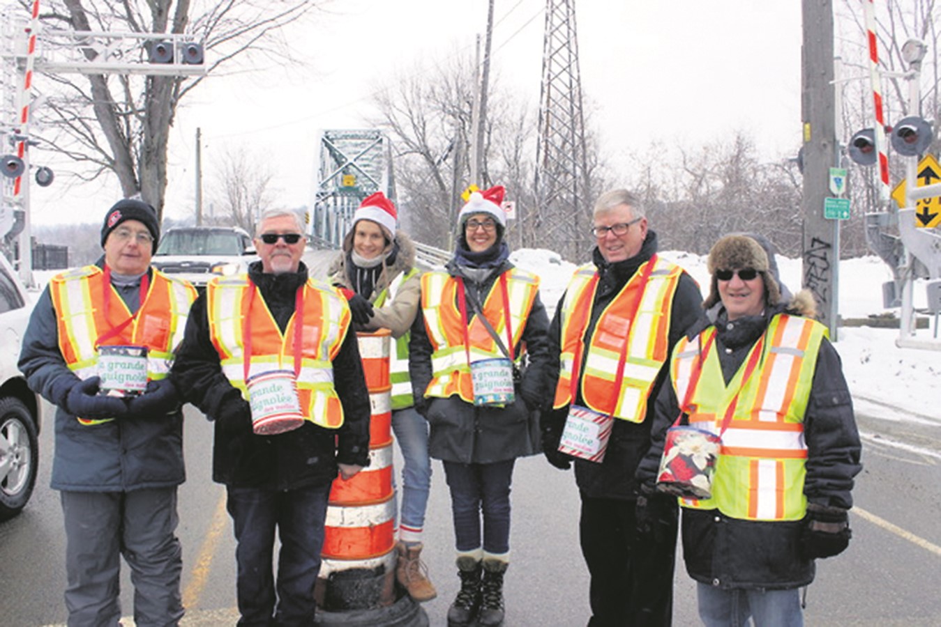 À quelques pas du pont de fer, des élus municipaux et bénévoles étaient sur place pour recueillir les dons. À partir de la gauche : les conseillers municipaux Clifford Lancaster et Guy Boutin; Sathyana Giroux, cousine et bénévole de Sophie Chartrand de la popote roulante; le maire de Richmond, Bertrand Ménard et un bénévole.