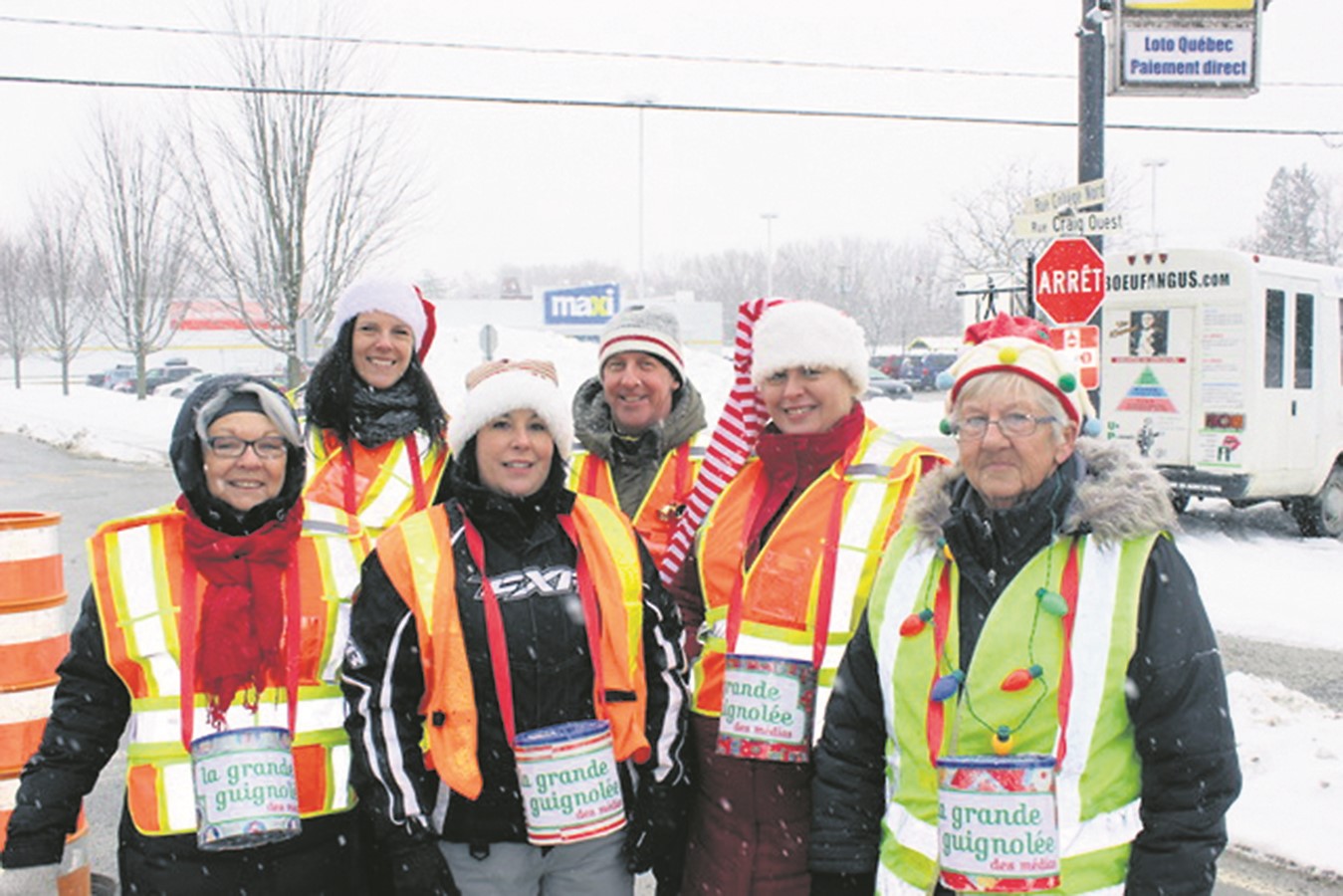 À l’avant : la conseillère municipale, Céline Bourbeau; Josée Martel, technicienne au Maxi; sa collègue Manon Beaudoin, gérante et une bénévole. À l’arrière, la conseillère Cathy Vanier et Marco Hill.