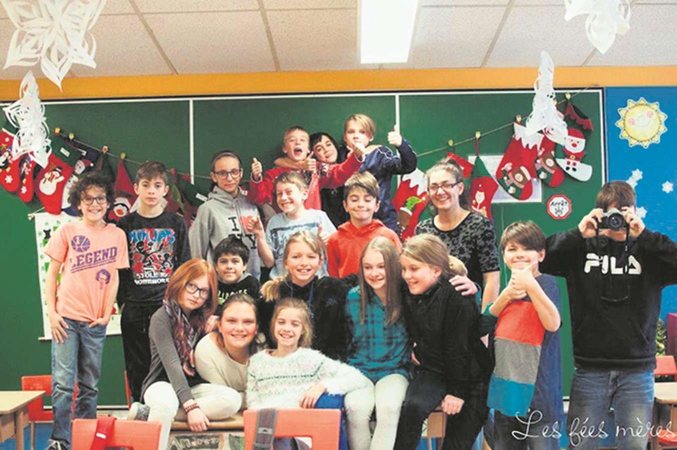 Marylène Thériault entourée des jeunes de la Tourelle.