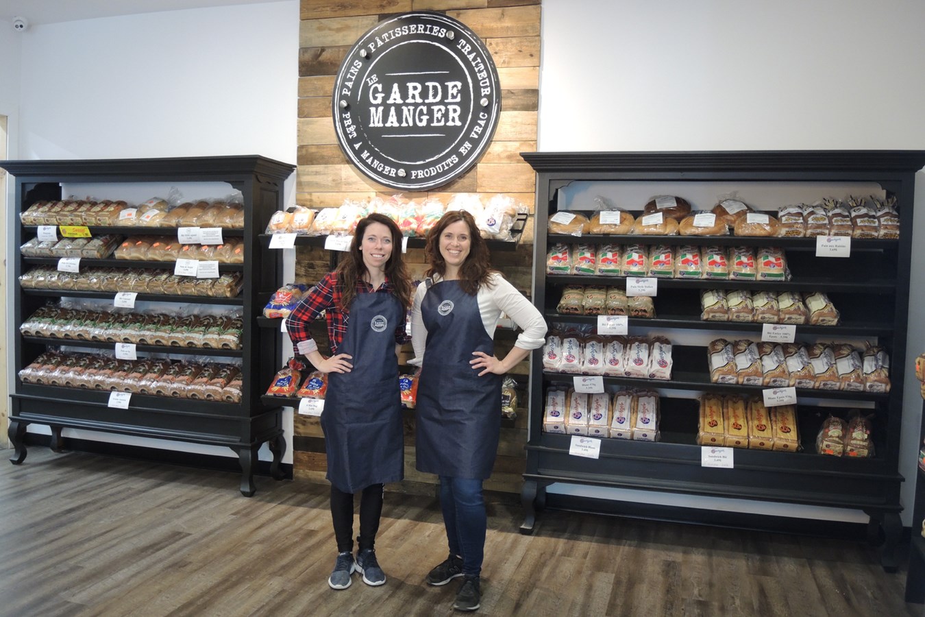 Danicka Bédard et Alexandra Bournival sous le logo du Garde-manger