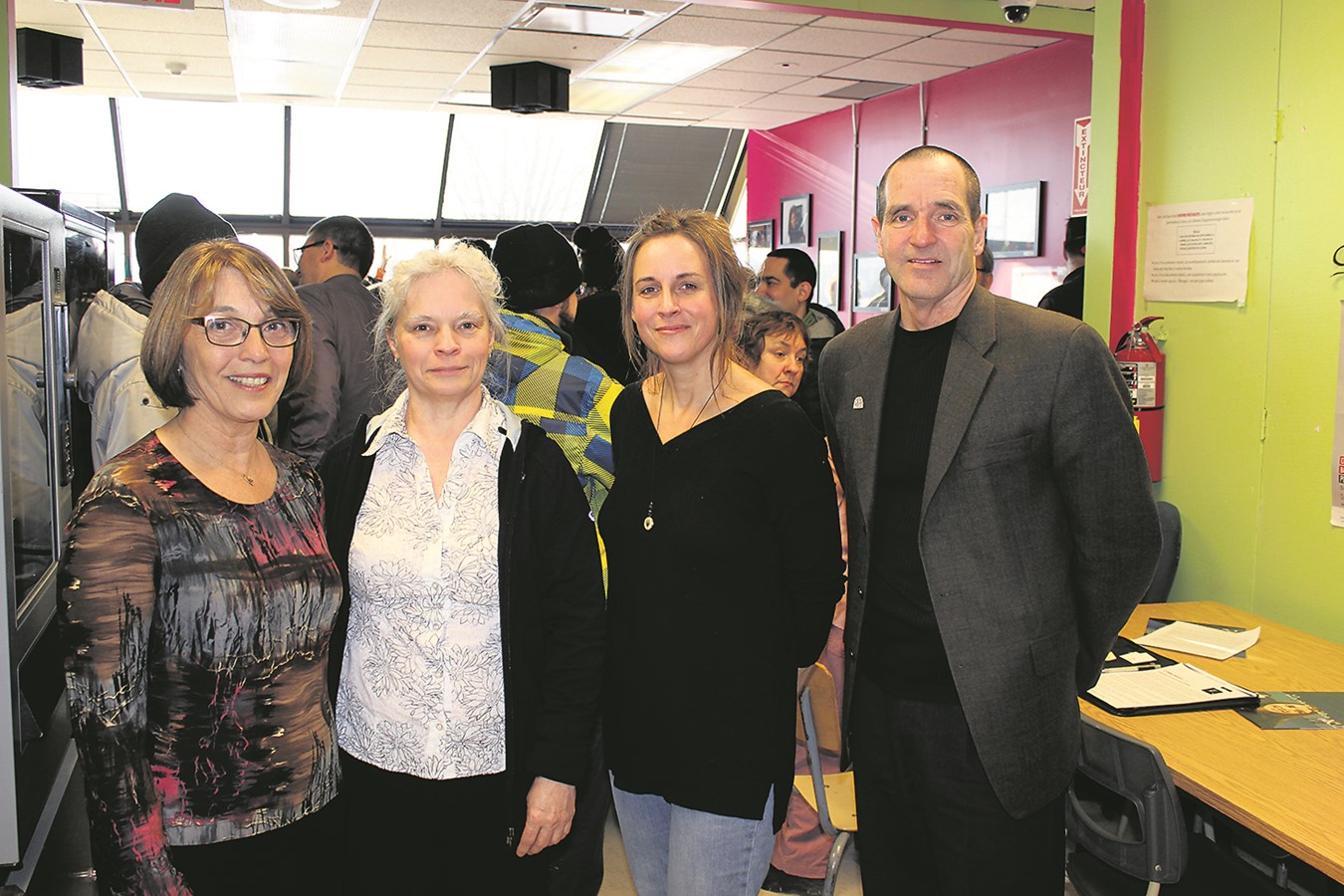Un voyage humanitaire à préparer d’ici 2020. Les enseignantes Danielle Viau (Centre d’éducation des adultes) et Michèle Grenier (école du Tournesol), la journaliste Julien Lupien et le directeur Claude Carrier. 