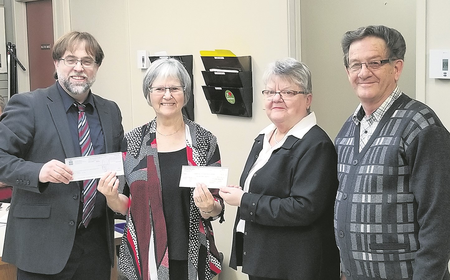 De gauche à droite: Michel Plourde Maire de Danville, Mme Marie-Paule Gendron, présidente du CSSS des Sources, Gisèle et André Allison des Chevaliers de Colomb 3322.