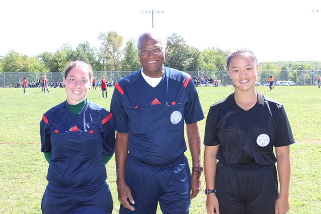 Gérard Robinson, Personnalité de l’année lors du Gala de Soccer Estrie. Il apparait sur l’un des terrains du Nitro avec les arbitres Catherine Gosselin et Joanie Duplessis.