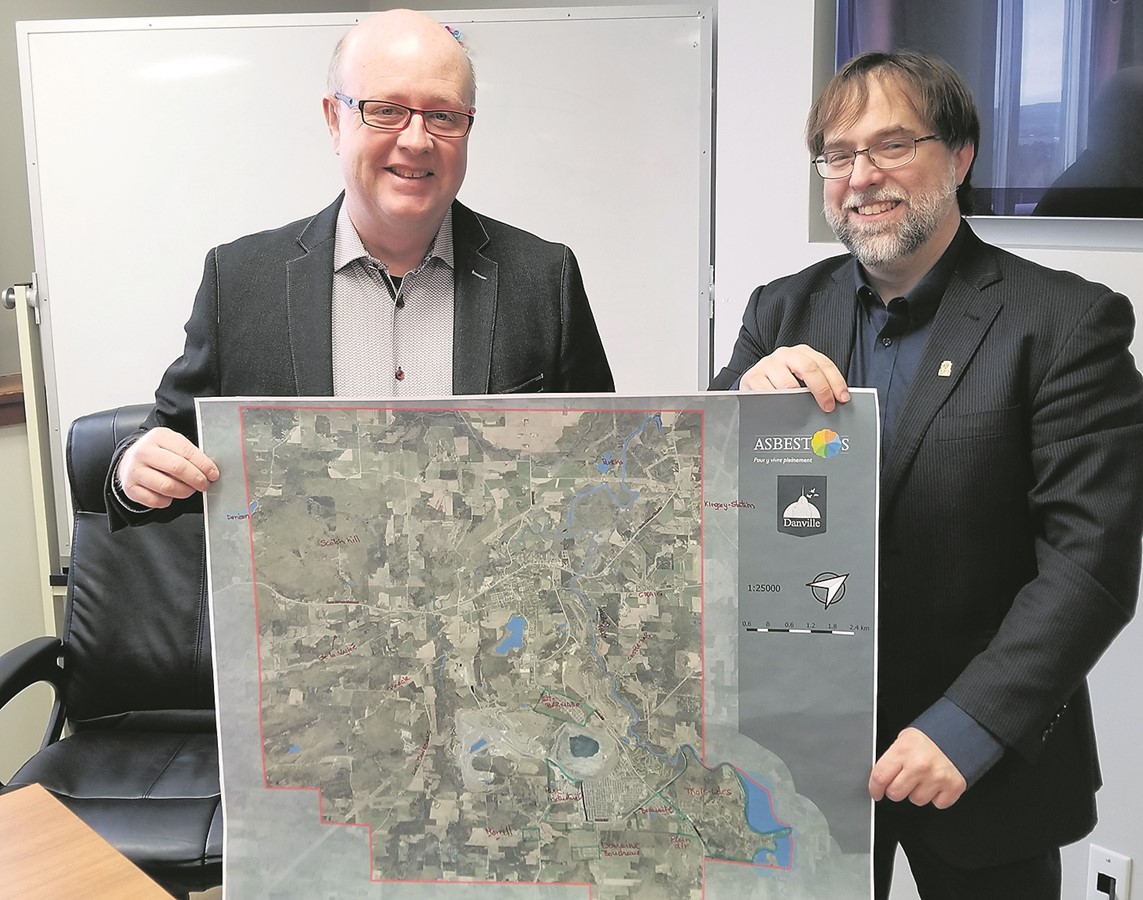 De gauche à droite : Hugues Grimard maire d’Asbestos et Michel Plourde Maire de la municipalité de Danville