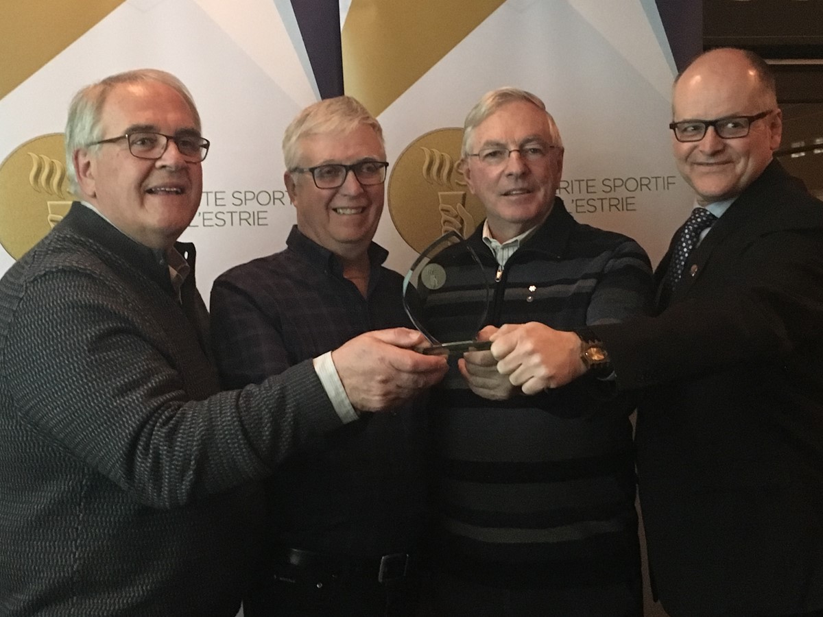 Dans l’ordre habituel : Jean Arel, président du Mérite sportif de l’Estrie; James (Jim) Mastine; Jean Perrault du comité des sages et François Fouquet de la Coopérative funéraire de l’Estrie.