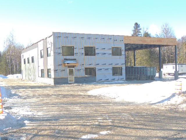 Photo du nouveau centre administratif et garage de la Régie des Hameaux en phase finale de construction.