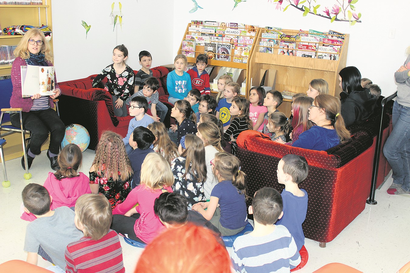 Julie Miller entourée des enfants de première année de St-Francis. 