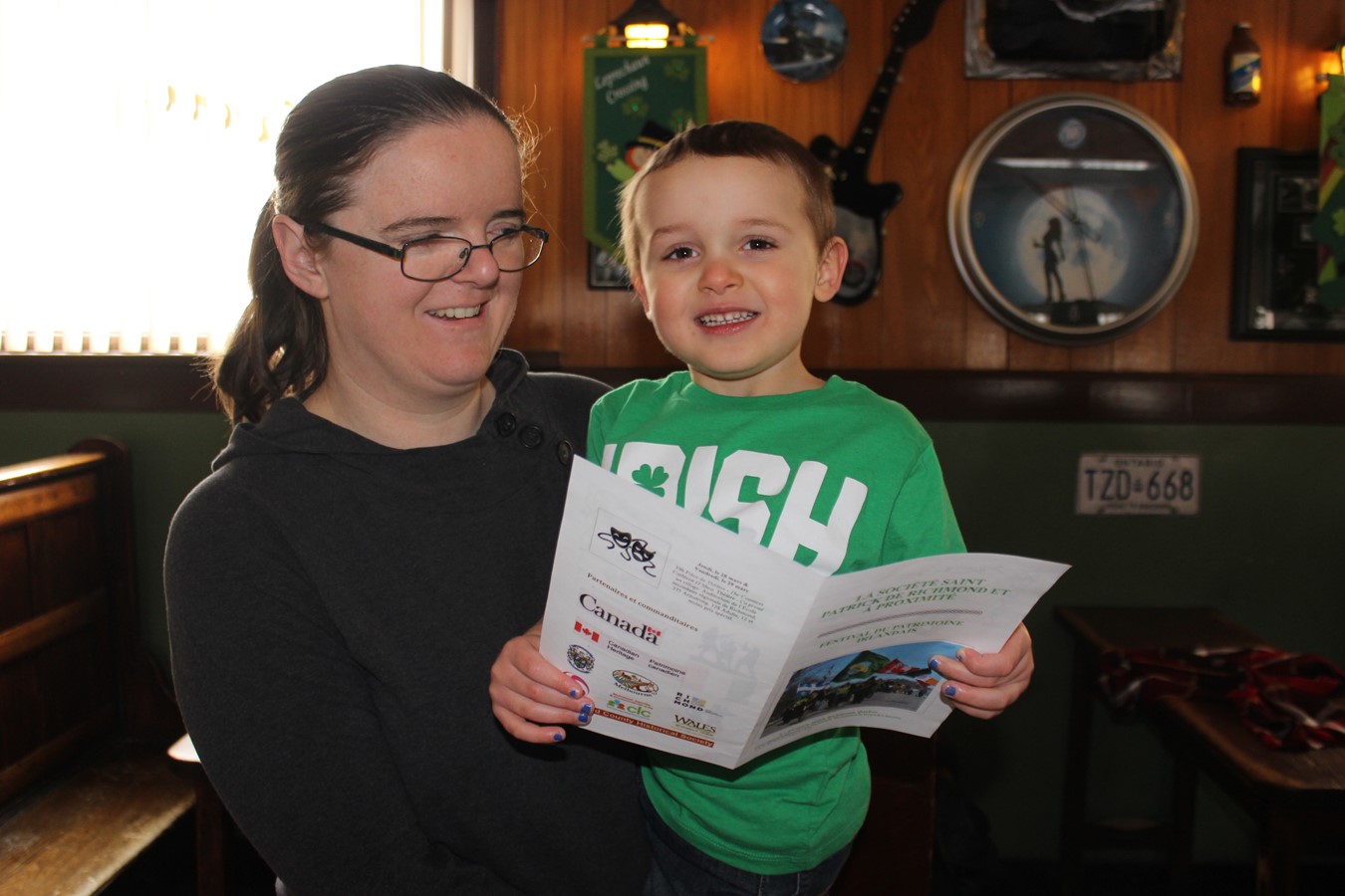 Julie O’Donnell, vice-présidente de la St-Patrick, accompagnée de son fils, Xavier, lors de la présentation du programme 2019 de la Société St-Patrick.