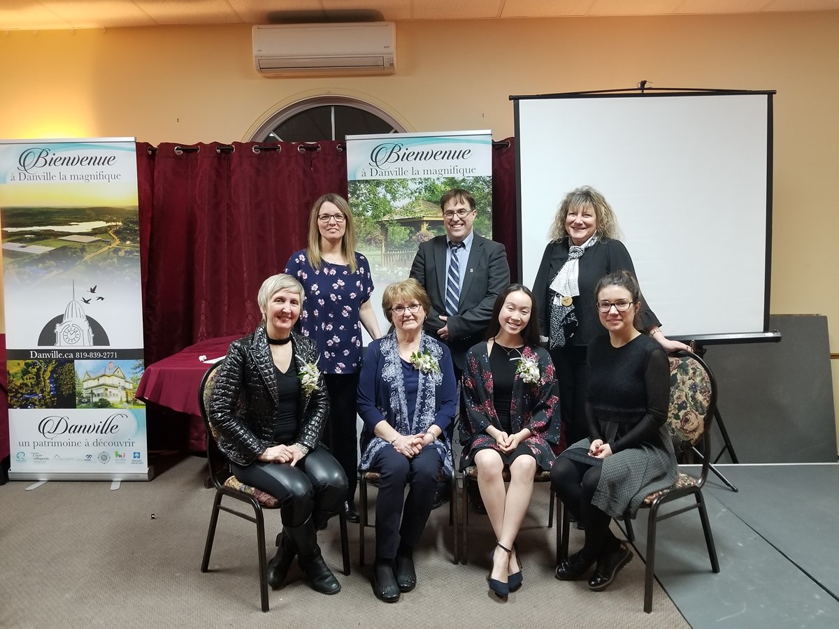 Les lauréates de la soirée (rangée du bas) : Lyne Montmény, Dorothy Bushey,Rosie Croteau et Marie-Ève Milot accompagnés de dignitaires municipaux