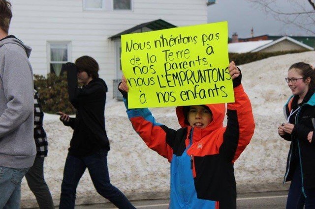 Une marche dans les rues de Valcourt.   
