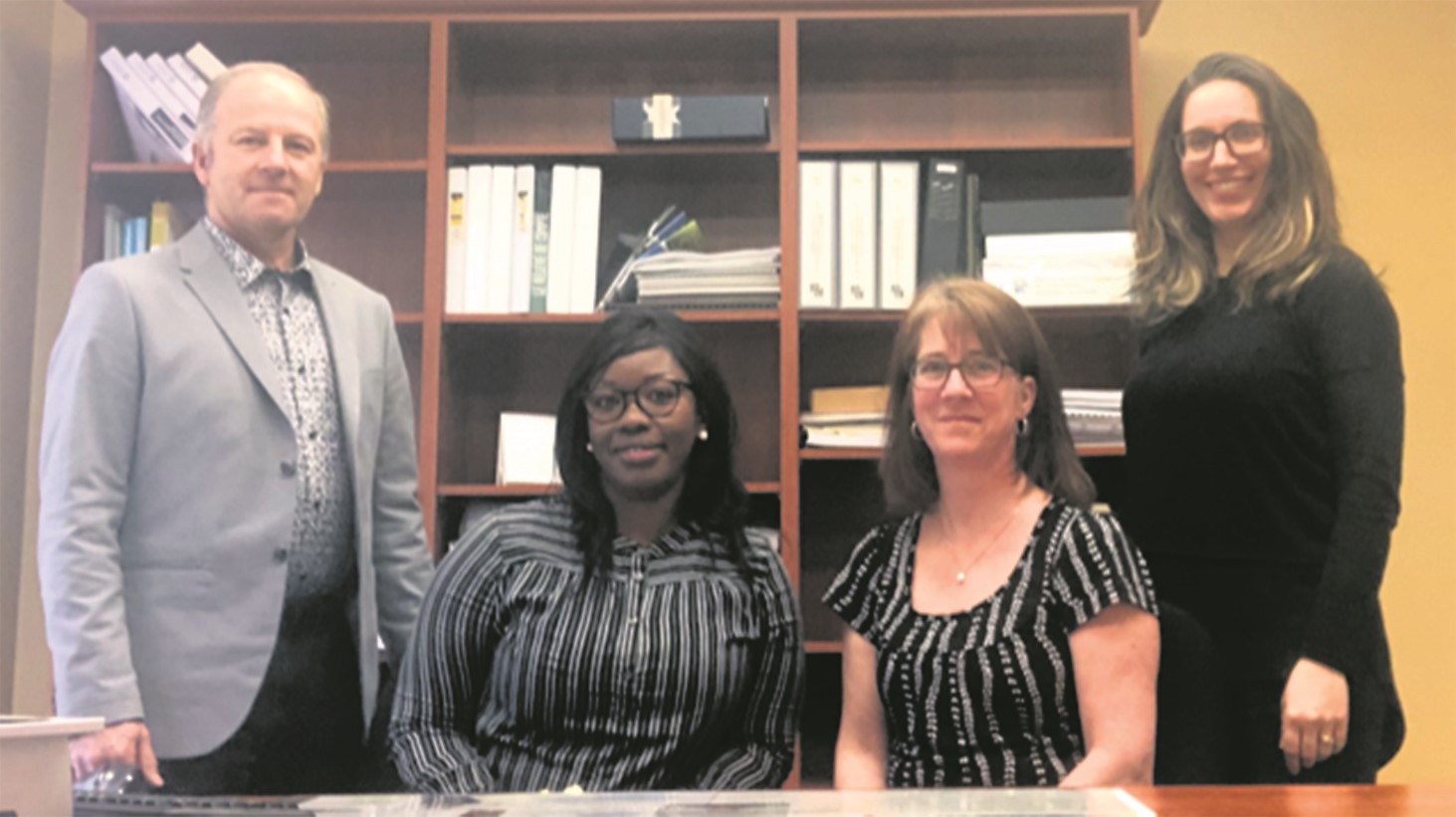De gauche à droite : Jocelyn Dion, Maire de Wotton, accompagné de mesdames Fatimata Gueye, Isabelle Gagnon et Julie Brousseau.