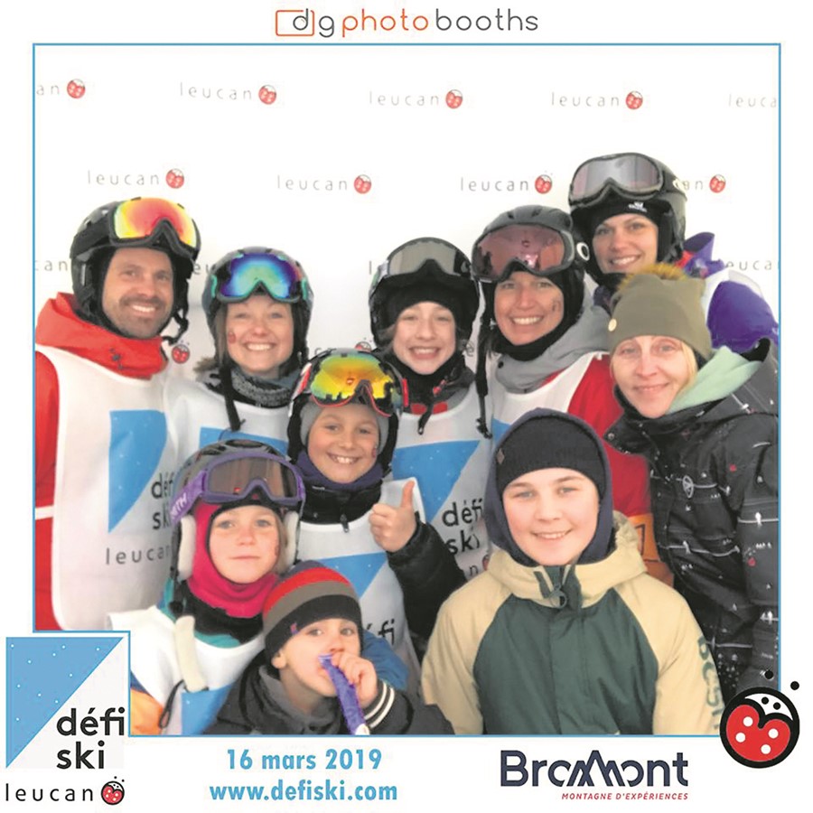 Enzo apparait sur cette photo à l’avant droite entouré de ses parents et des ses proches.     