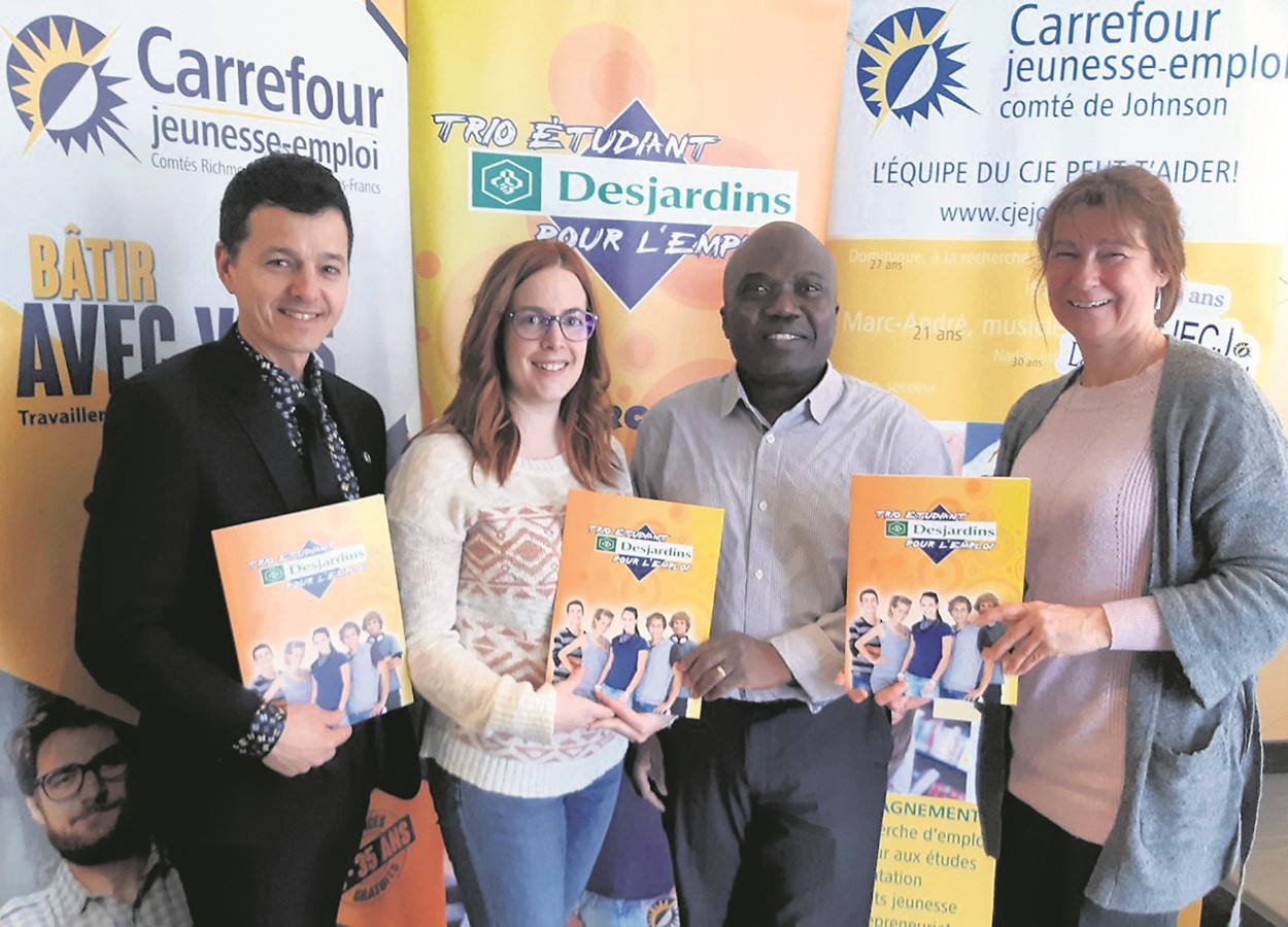 De gauche à droite: Joé Robert, directeur  Caisse Desjardins du Val-Saint-François, Catherine Thibault, agente de projet , Mounirou Younoussa, conseiller en emploi et Sylvie Bibeau, directrice générale du Carrefour jeunesse-emploi de Richmond et Drummond-Bois-Francs.  