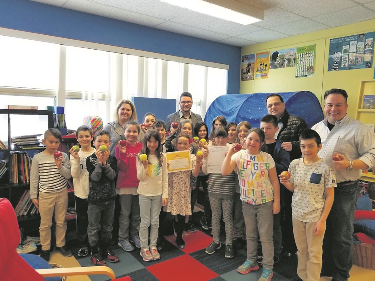 De gauche à droite en compagnie des jeunes, Isabelle Hélie enseignante, Danny Duperron, directeur de l’école, Mario Gauthier de Coop-Métro Plus ainsi que Jean-Philippe Bachand, directeur de la commission scolaire des Sommets.