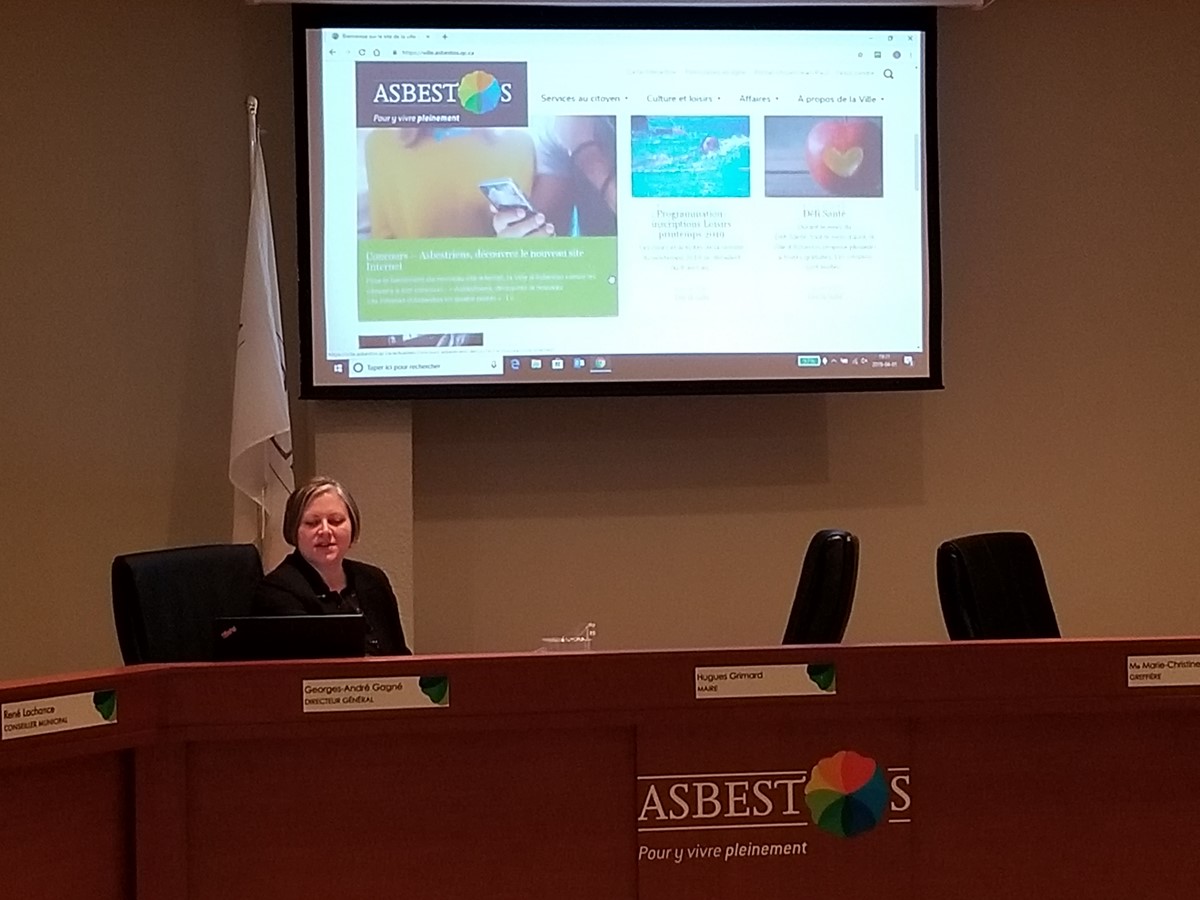 Caroline Payer, conseillère municipal, lors de la présentation aux gens présents à la séance du conseil le 1er avril dernier.