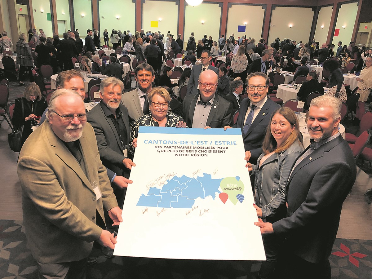 Les neufs préfets de l’Estrie réunis, dont Luc Cayer (3e à partir de la gauche) préfet de la MRC du Val-Saint-François et maire de Stoke; Hugues Grimard (au milieu de la photo) préfet de la MRC des Sources et maire d’Asbestos.