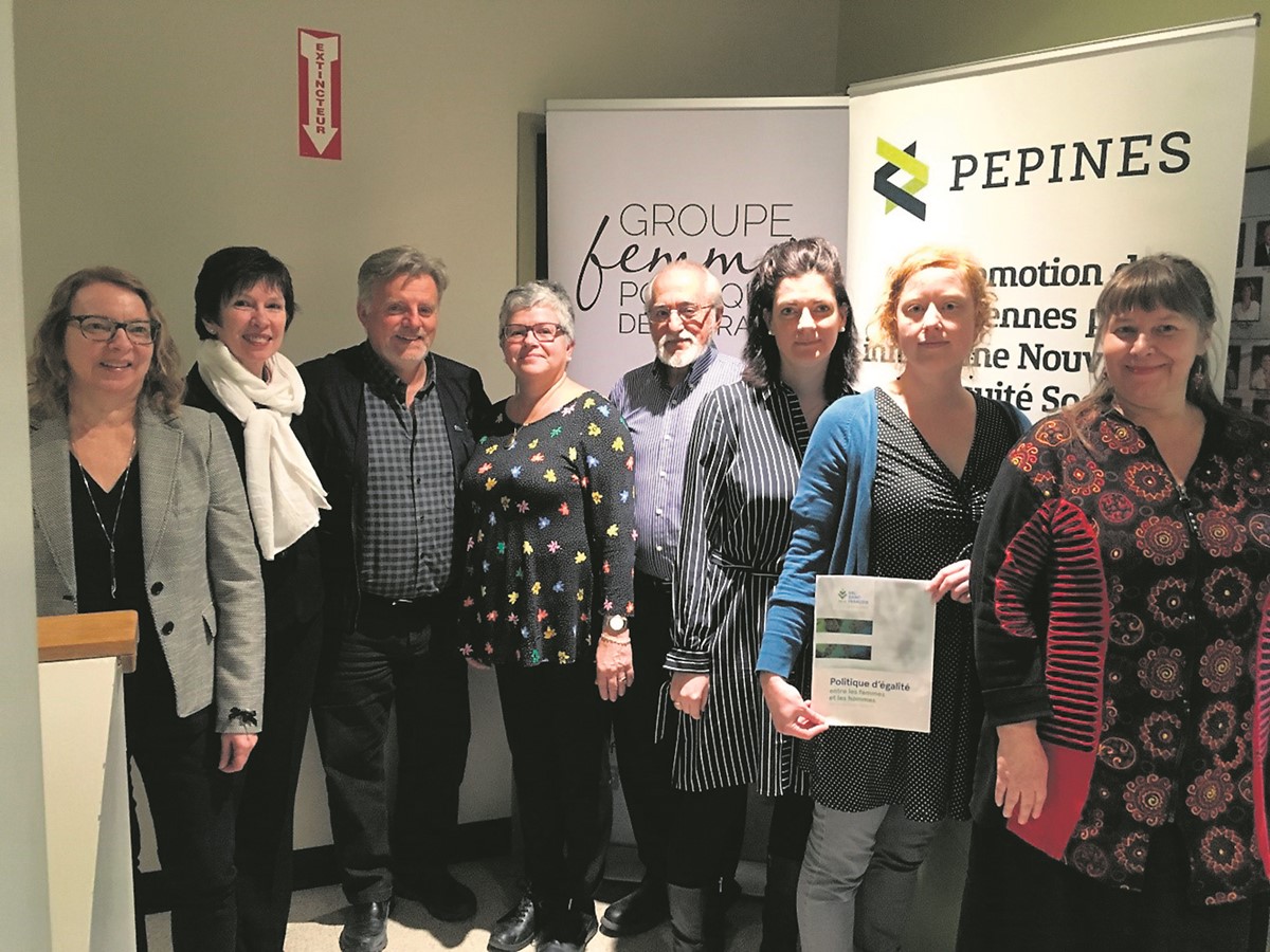 Le Comité mixte d’égalité de la MRC du Val-Saint-François. À partir de la gauche : Marie-Line Briand (Centre d’action bénévole de Valcourt et région), Gaëtanne Corriveau (Groupe Femmes, politique et démocratie), Luc Cayer (préfet de la MRC du Val-Saint-François), Martha Hervieux (mairesse de Kingsbury), Gérard Messier (maire de Saint-François-Xavier-de-Brompton), Solange Masson (PÉPINES), Michèle Laberge (Corporation de développement communautaire du Val-Saint-François) et Sylvie-Guylaine Fortin (Centre des femmes du Val-Saint-François.
