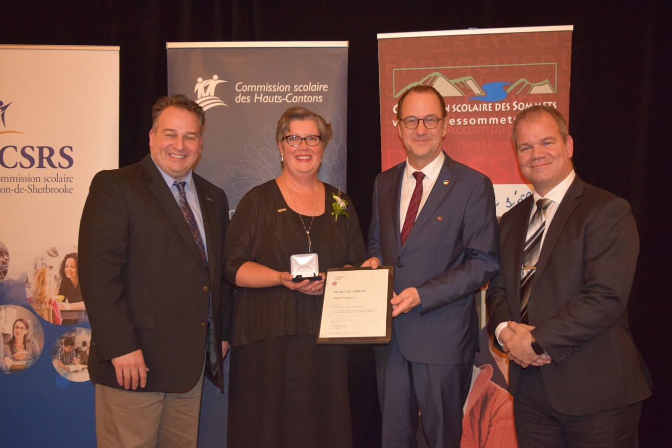 Médaille remise à Édith Pelletier. À partir de la gauche&nbsp;: Jean-Philippe Bachand, président de la CSS; Édith Pelletier, directrice générale de la CSS; Alain Fortier, président de la FCSQ et Serge Dion, directeur général adjoint et directeur du Service des ressources éducatives de la CSS. 
