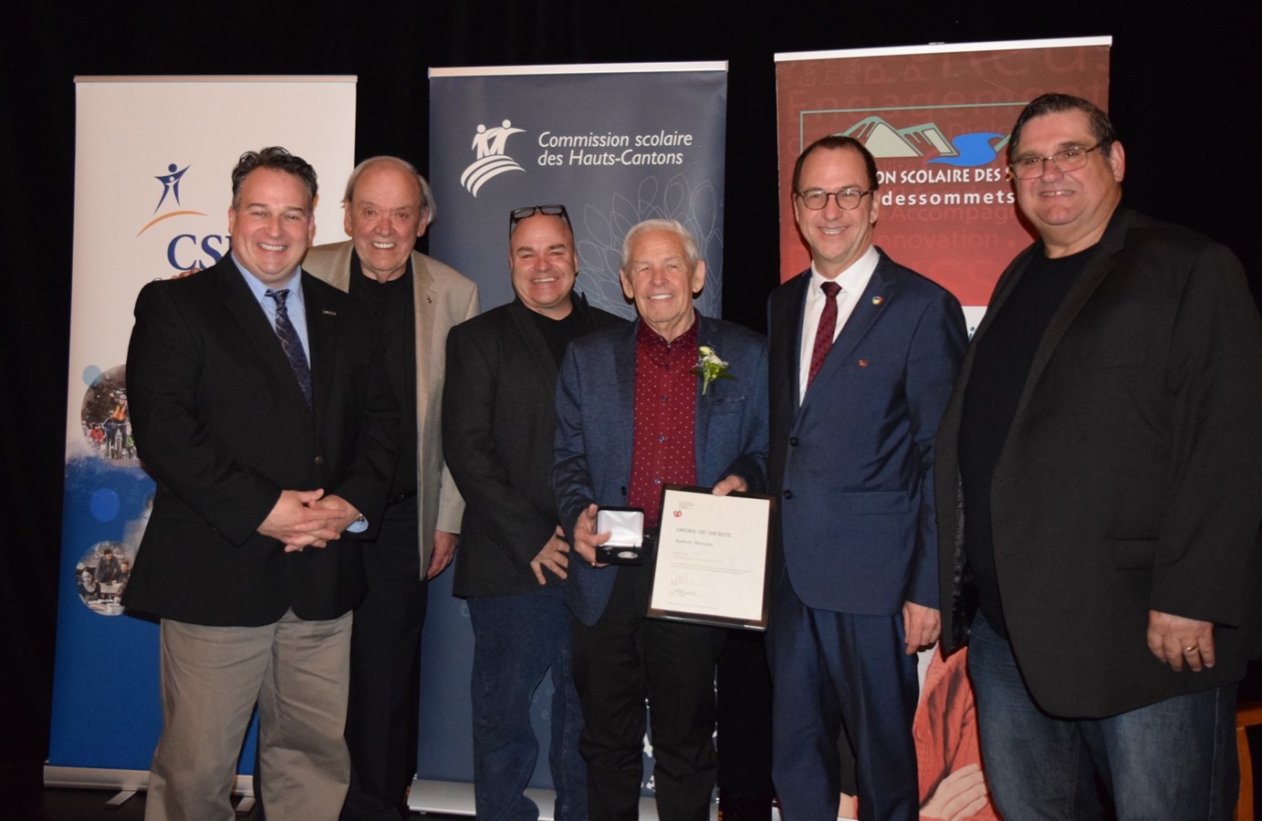 Médaille remise à Robert Bureau. Dans l’ordre habituel : Jean-Philippe Bachand, président de la CSS; Jean-Claude Gosselin, commissaire à la CSS; Daniel Lavoie, commissaire à la CSS; Robert Bureau, commissaire à la CSS; Alain Fortier, président de la FCSQ et Réjean Lacroix, commissaire à la CSS.
