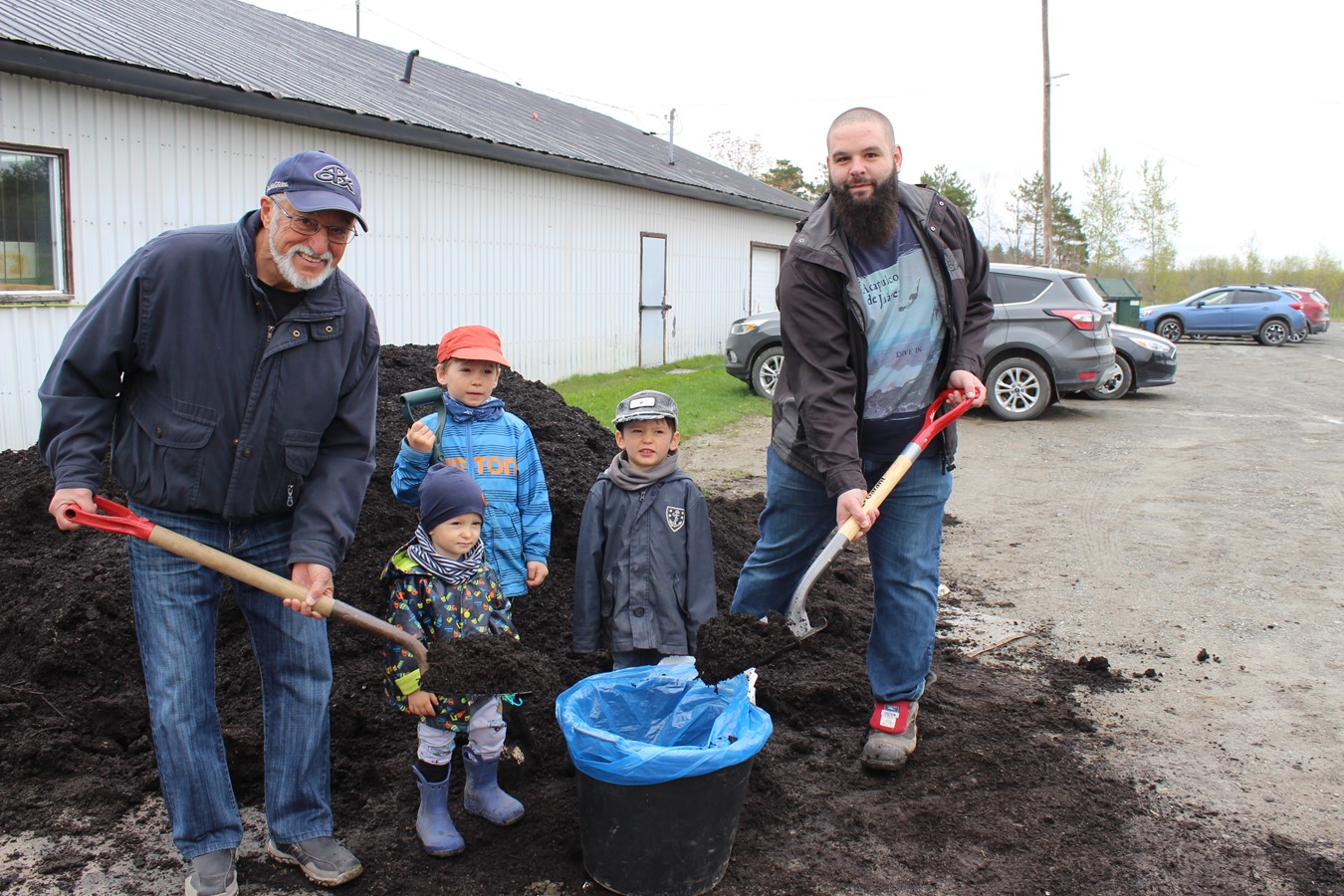Le maire Gérard Messier et son collègue, le conseiller Alexandre Roy, avec Maël, Élie et Liam.