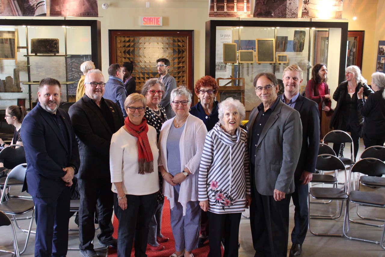 Une photo regroupant des membres de l’Ardoise, des élus municipaux et attachés politique. À l’avant : Hugo Vachon attaché de presse d’André Bachand, Francine Laflamme, la mairesse de Kingsbury Martha Hervieux, Denise Lupien et Pierre Bail. À l’arrière : le maire de Jean-Luc Beauchemin, Francine Péloquin, Bernice McAdam et Alexandre Mailhot attaché de presse d’Alain Rayes.