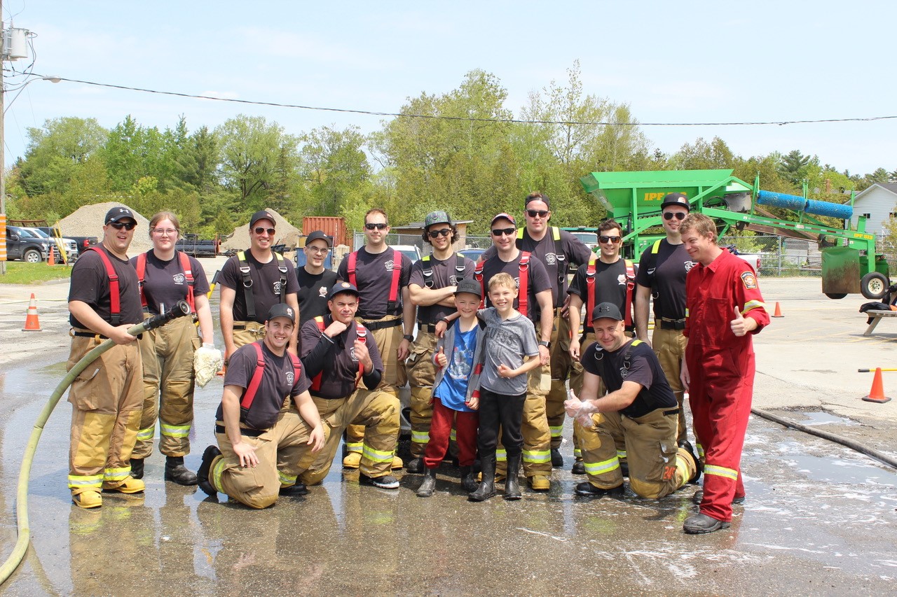 Avec dernière eux les véhicules à laver, les pompiers ont fait ça vite pour la photo de groupe, version 2019.