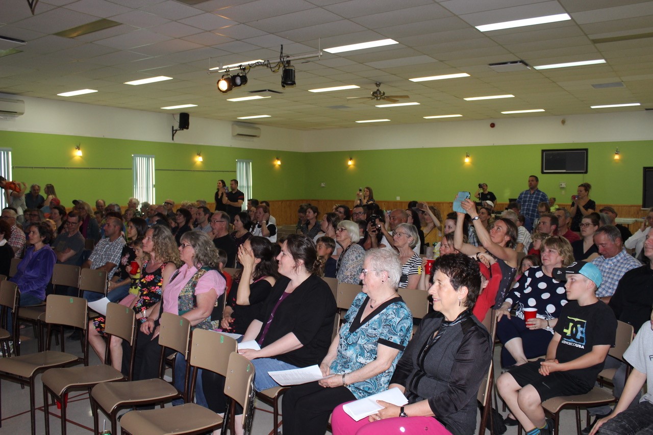 Des applaudissements nourris dans la salle du centre communautaire.  