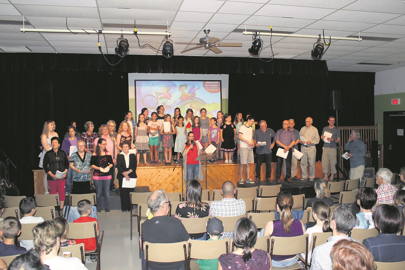 En présence de Quarante-sept enfants, choristes et musiciens étaient sur la scène du Centre communautaire de Stoke avec l’instigatrice du projet, Marie-Anne Catry. 